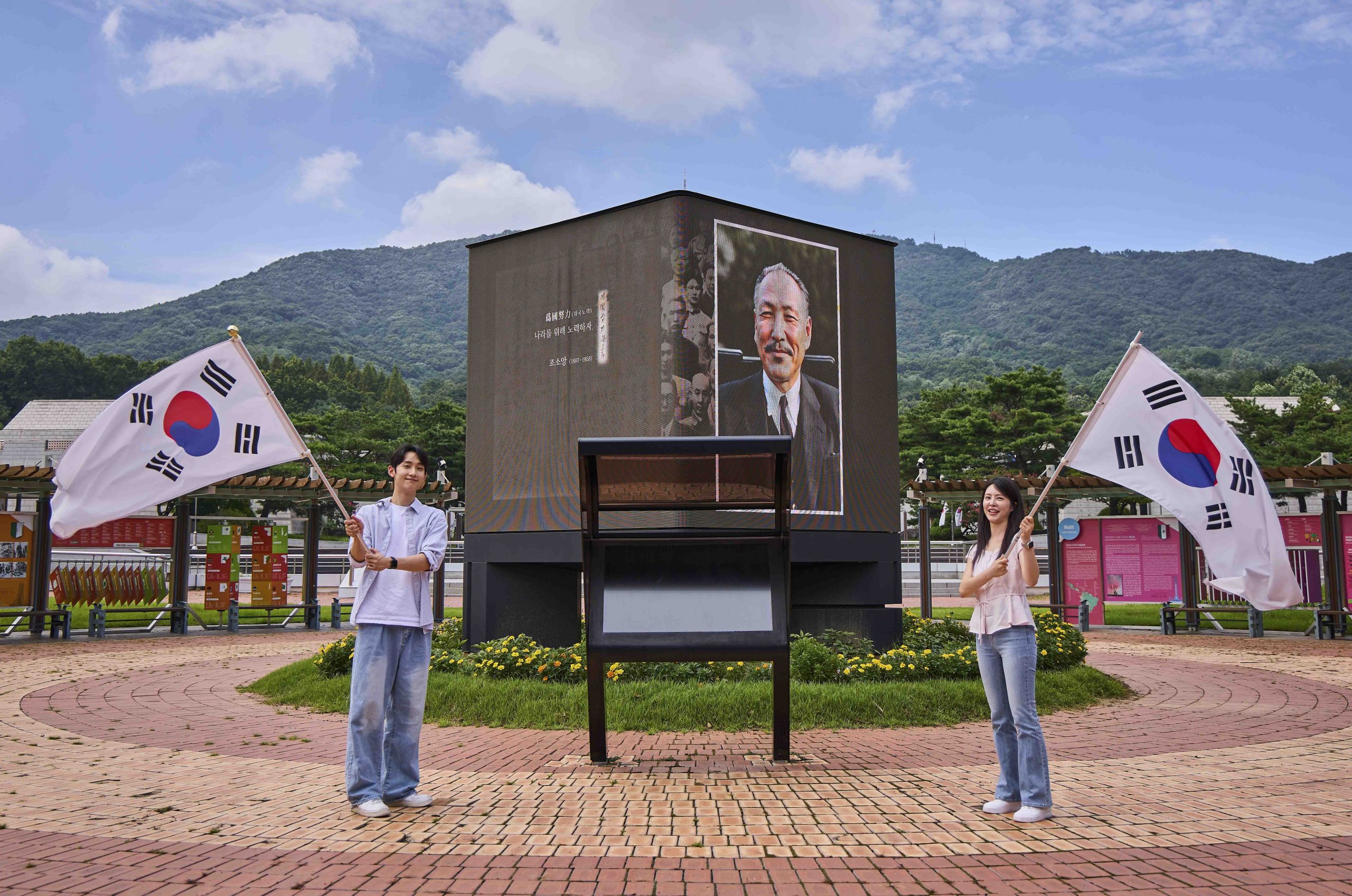 고화질로 복원한 독립운동가의 영상을 관람하고, 또렷하게 복원된 독립운동가의 육성을 들을 수 있는 LED 미디어큐브