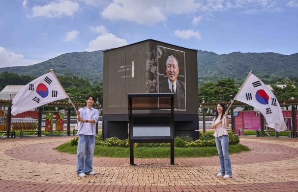 고화질로 복원한 독립운동가의 영상을 관람하고, 또렷하게 복원된 독립운동가의 육성을 들을 수 있는 LED 미디어큐브
