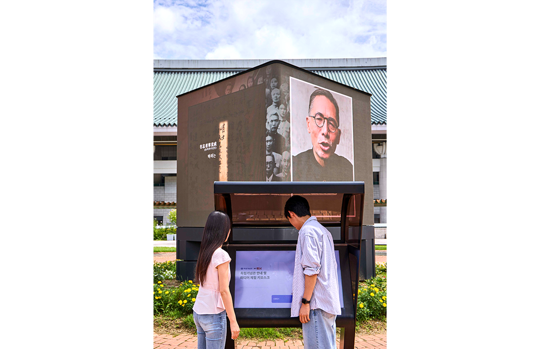 고화질로 복원한 독립운동가의 영상을 관람하고, 또렷하게 복원된 독립운동가의 육성을 들을 수 있는 LED 미디어큐브