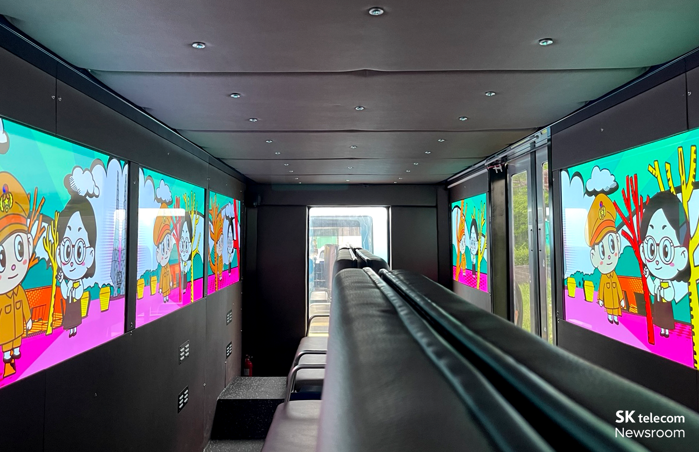 24인승 전기XR체험 셔틀 내에 설치된 투명 OLED 디스플레이의 모습.