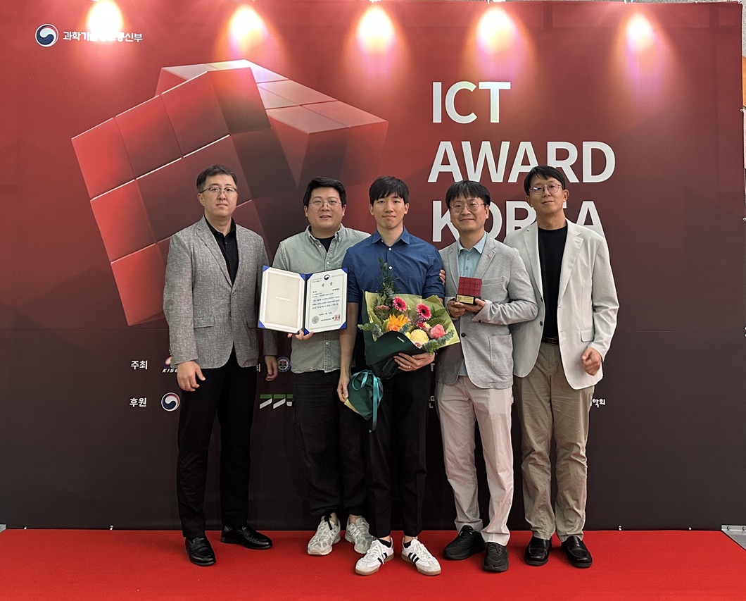 양승지 Vision Lab장(사진 맨 왼쪽) 등 '케어비아'에 적용된 AI 기술을 연구하고 실증한 SKT 임직원들이 수상하는 모습