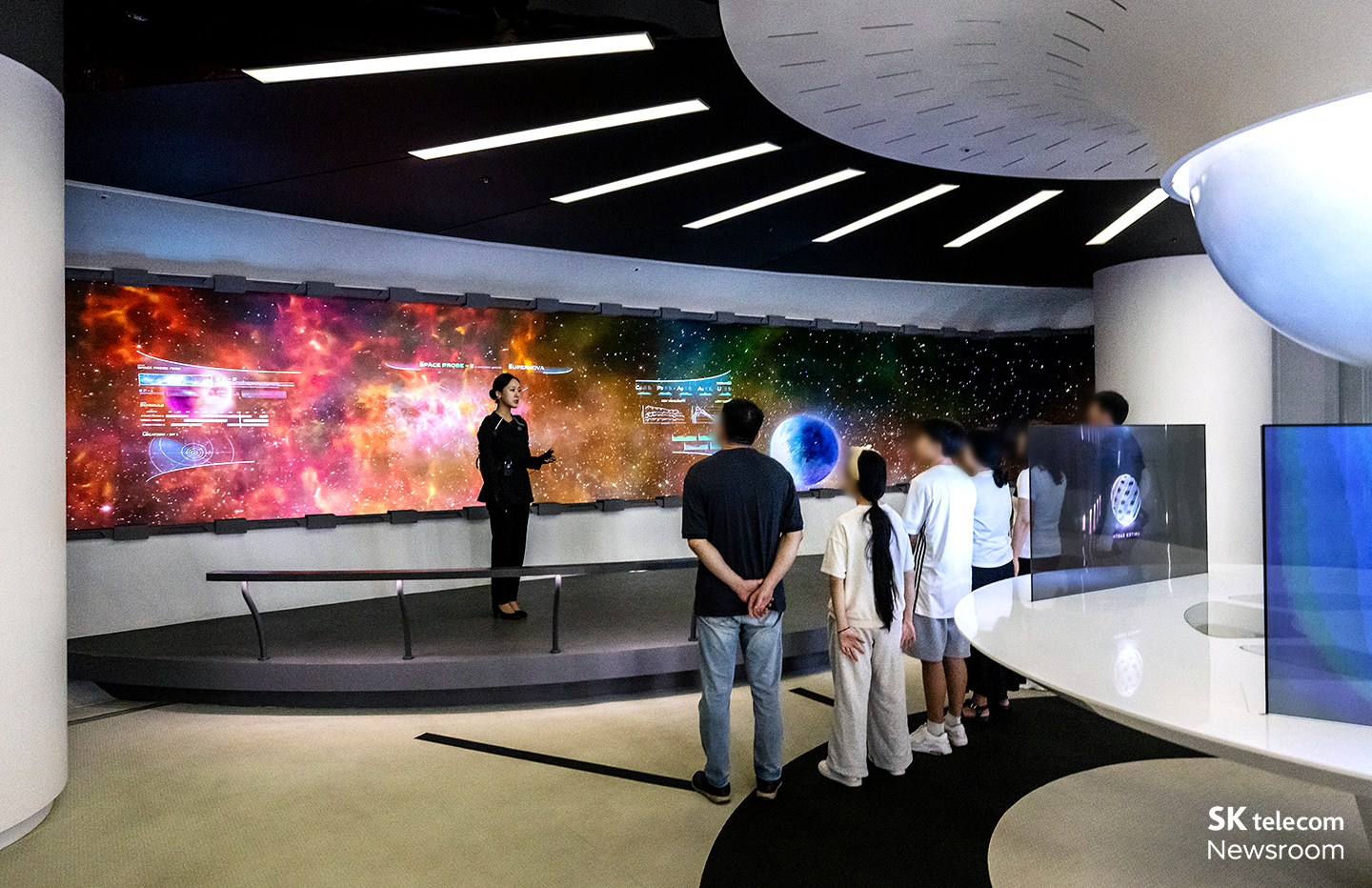 우주관제센터 캡틴의 설명을 듣고 있는 고객들