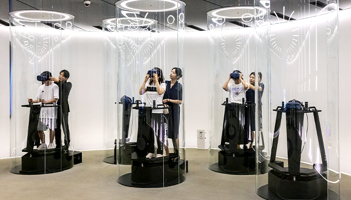 VR기기를 착용하고 시뮬레이터 탑승해 360도 실감형 영상을 체험하는 고객들