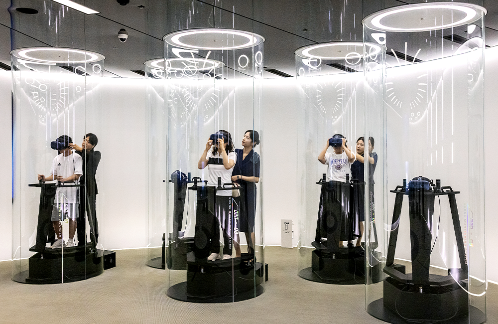 VR기기를 착용하고 시뮬레이터 탑승해 360도 실감형 영상을 체험하는 고객들