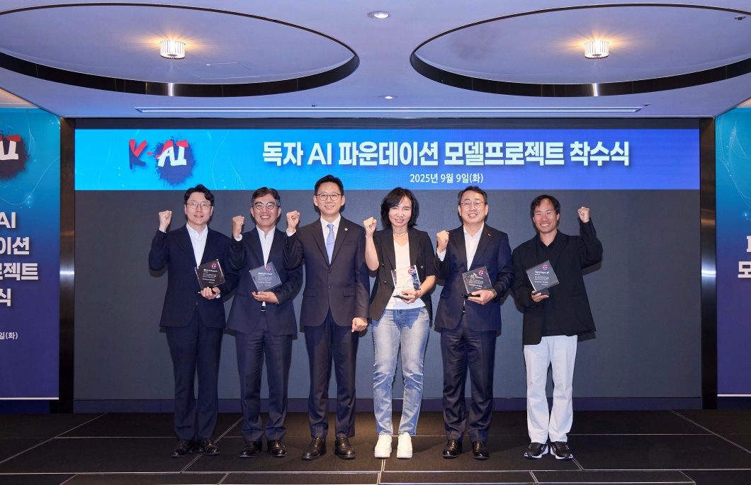 과학기술정보통신부장관과 독자 AI 파운데이션 모델 프로젝트의 5개 정예팀 대표들이 프로젝트 착수를 알리며 도전 의지를 다지는 모습 사진 왼쪽부터 임우형 LG AI연구원장 김유원 네이버클라우드 대표 배경훈 과학기술정보통신부장관 이연수 엔씨에이아이 대표 유영상 SK텔레콤 CEO 김성훈 업스테이지 대표