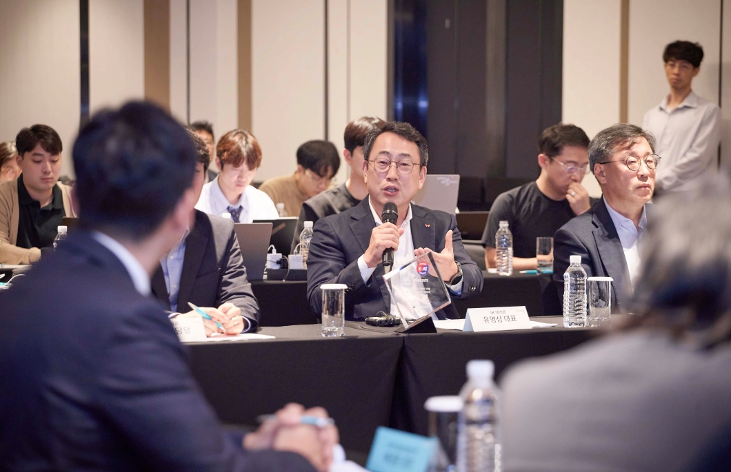 유영상 SK텔레콤 CEO가 토의 시간에 발표하는 모습