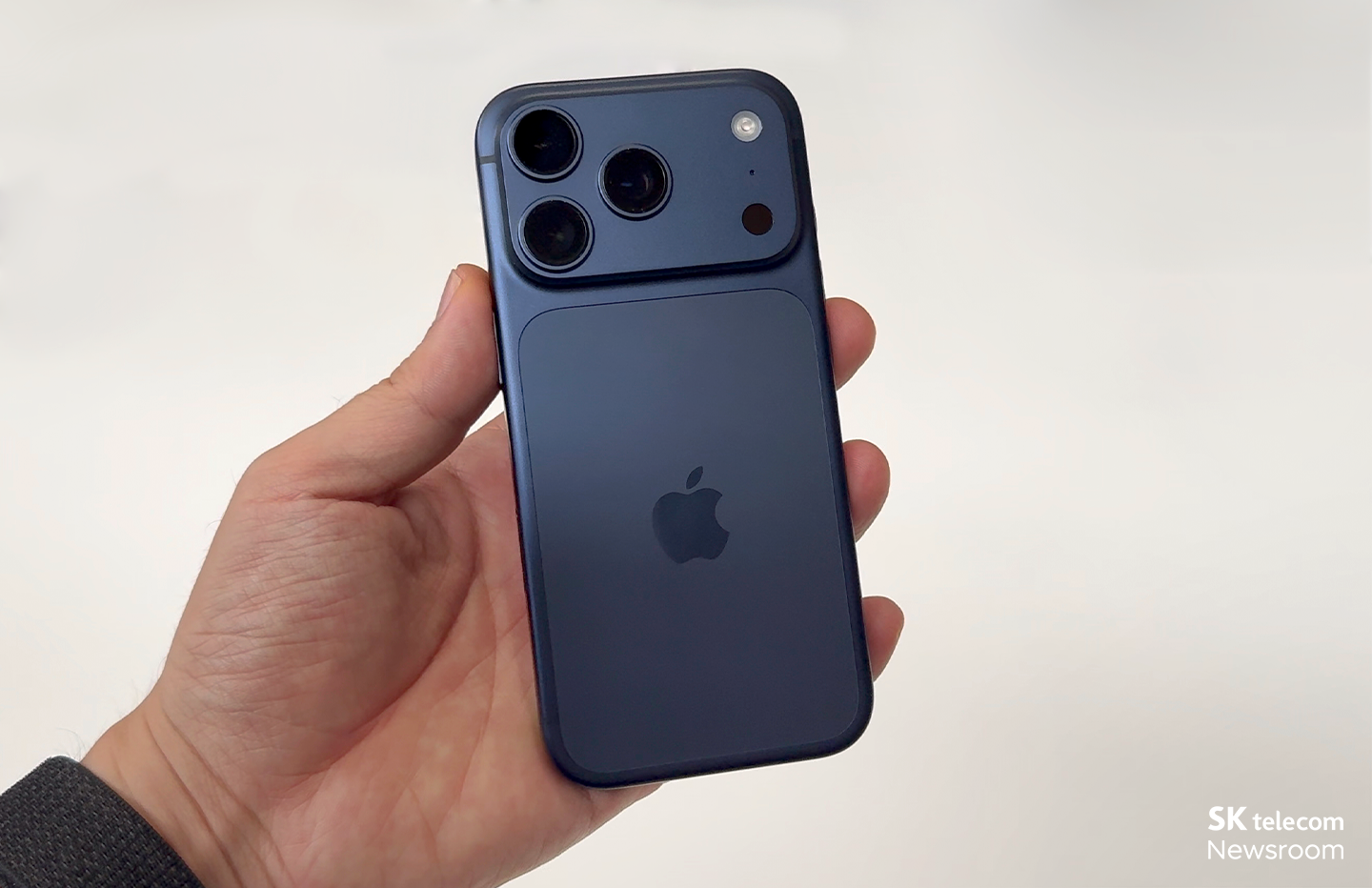 iPhone 17 Pro의 모습 (딥 블루)