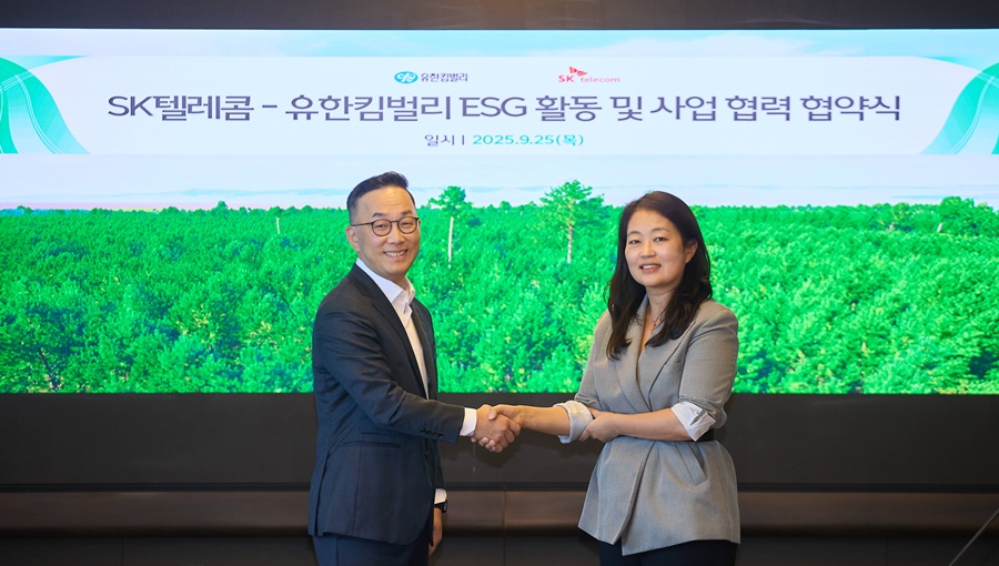 엄종환 SKT ESG추진실장과 전양숙 유한킴벌리 지속가능경영센터장이 ESG 실천 강화를 위한 포괄적 업무협약(MOU)을 체결 후 기념사진을 촬영하고 있다.