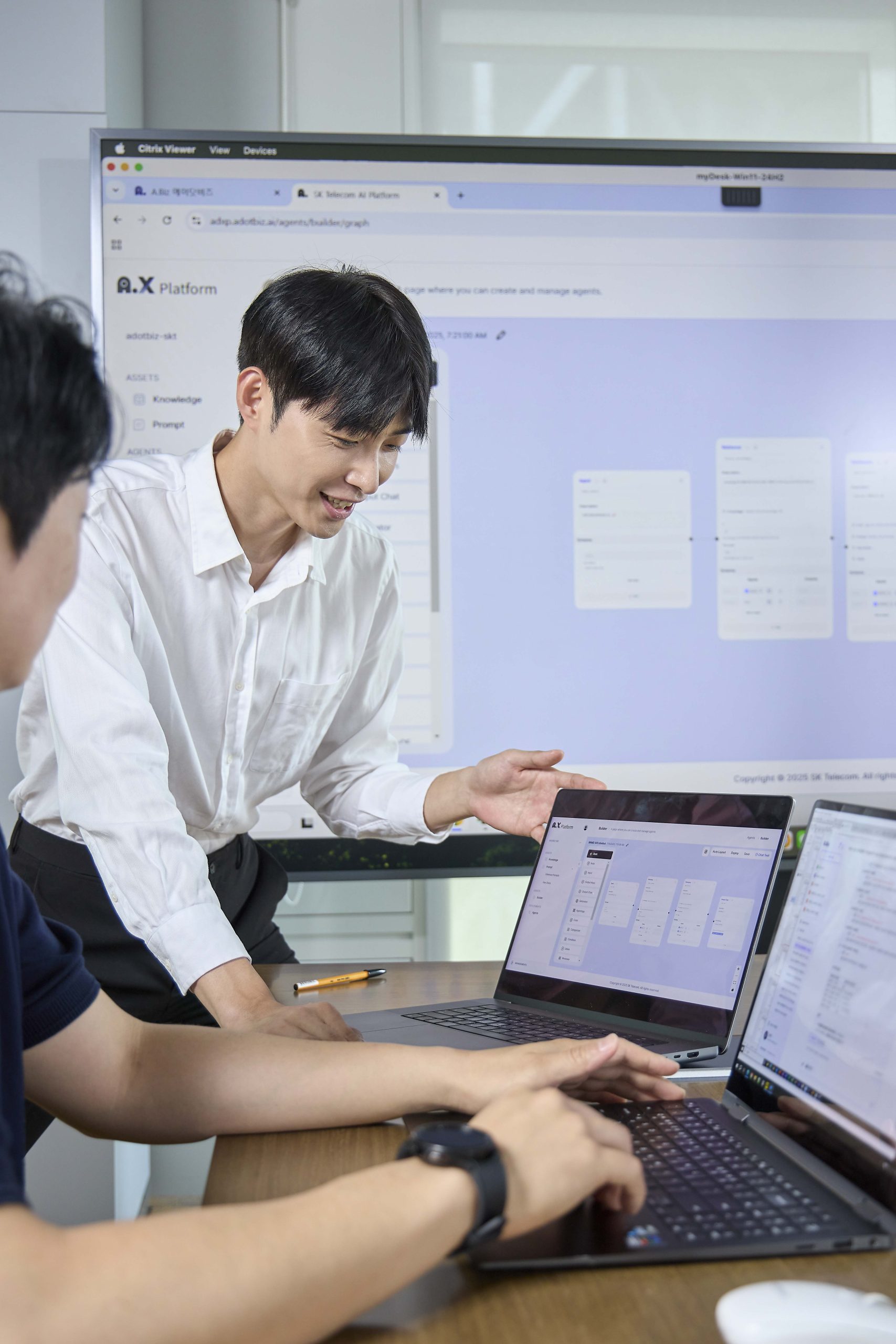 SKT 구성원들이 ‘에이닷 비즈’를 활용해 업무를 진행하고 있다.