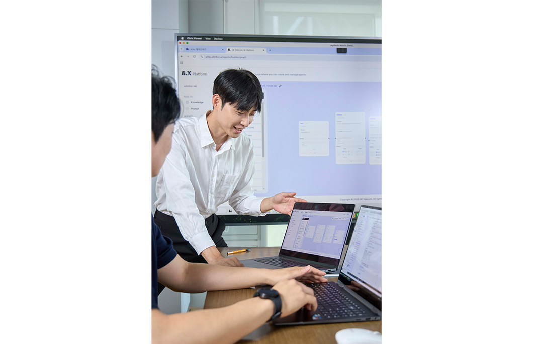 SKT 구성원들이 ‘에이닷 비즈’를 활용해 업무를 진행하고 있다.