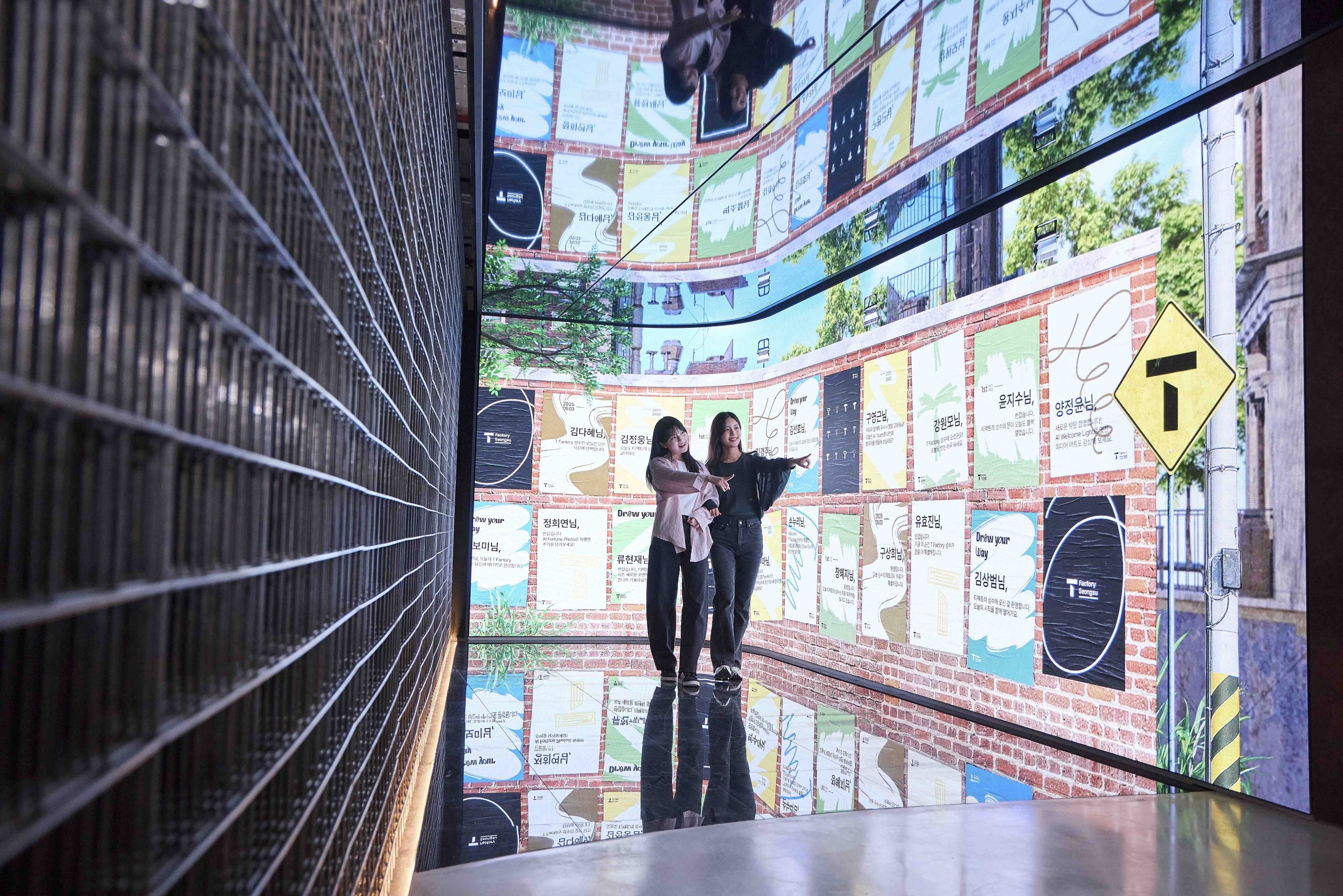 T팩토리 성수 1층 AI 웰컴 라이트 Welcome Light