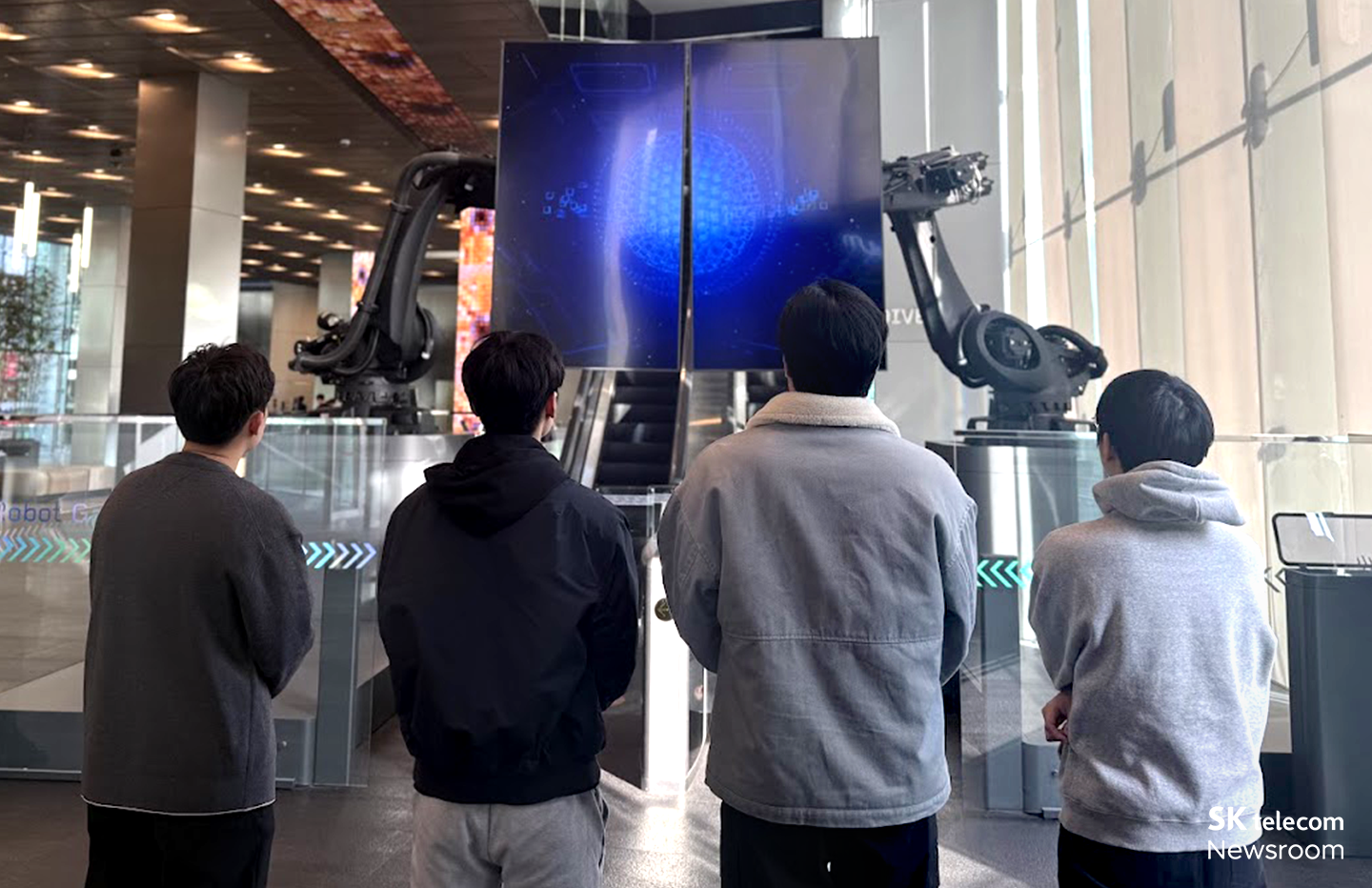 2024년 커리큘럼 과정 중 T.um 참관 중인 수강생들의 모습.