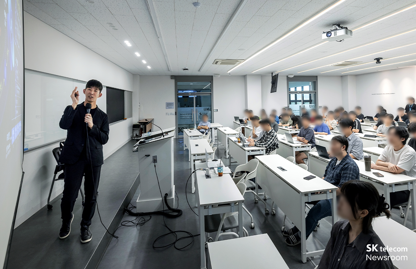 수강생들을 대상으로 특강 중인 이종민 SKT 미래R&D Lab장.