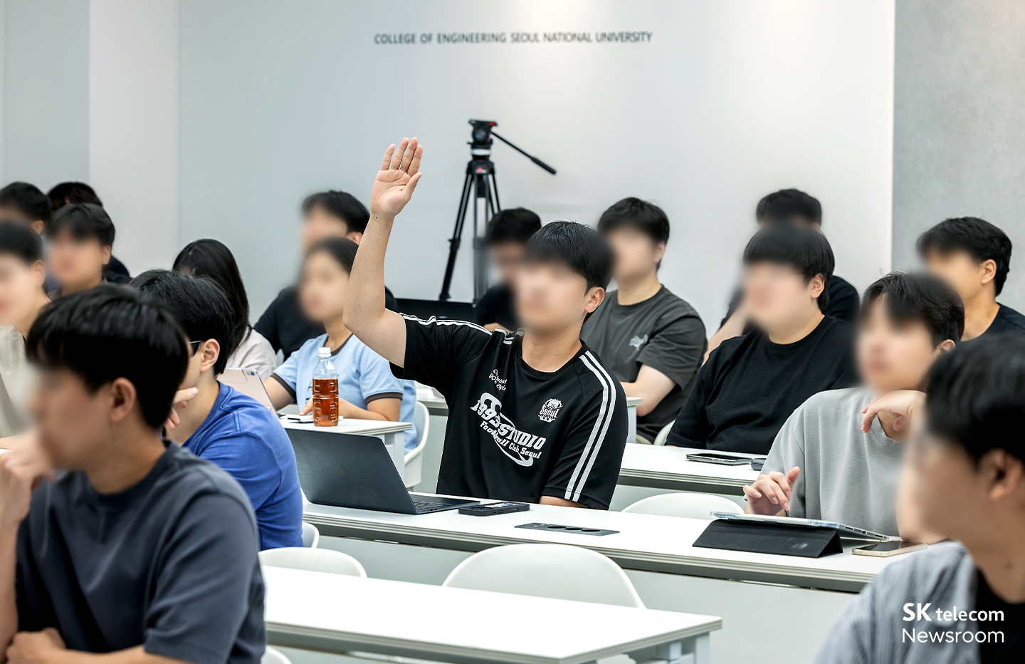 수강생이 이종민 Lab장에게 SKT의 AI 피라미드 전략과 관련된 질문을 하고 있다.