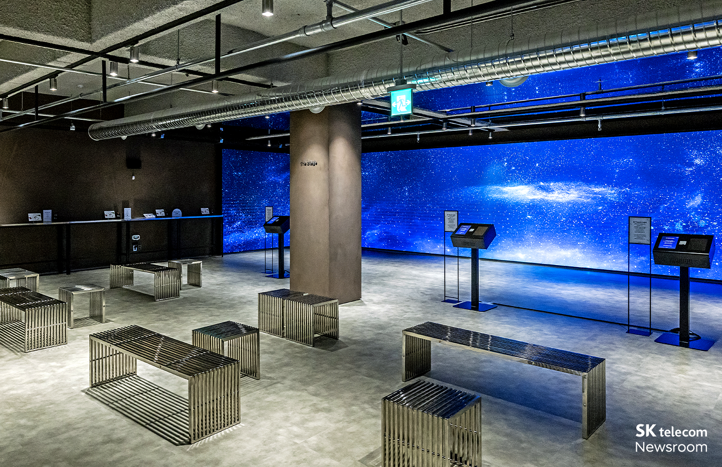 공연과 소통이 열리는 지하 1층 덕콘 THE CON 과 덕톡 THE TALK 공간