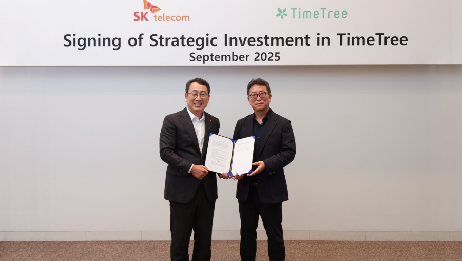 투자 계약 및 전략적 파트너십 체결 후 유영상 SK텔레콤 CEO(왼쪽)와 박차진 타임트리 대표이사가 기념촬영을 진행하고 있다