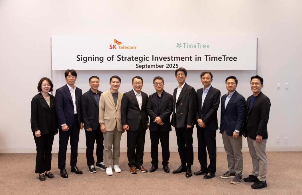 투자 계약 및 전략적 파트너십 체결 후 유영상 SK텔레콤 CEO 박차진 타임트리 대표이사 후카가와 야스토 타임트리 대표이사 등 관계자들이 기념촬영을 진행하고 있다