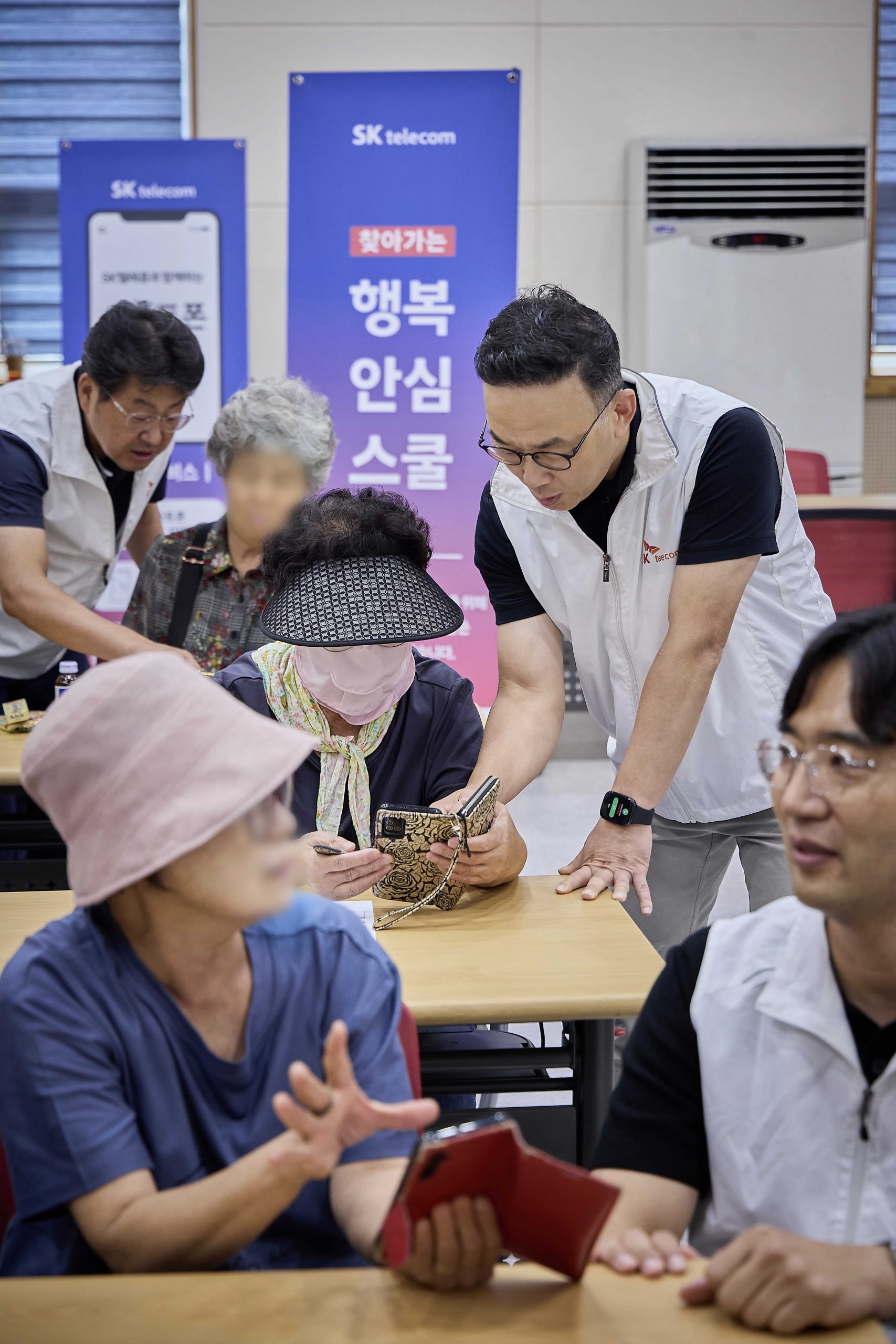 SK텔레콤은 디지털 취약계층을 위한 AI 활용 지원 및 금융 범죄 예방 교육을 포함한 ‘찾아가는 행복안심스쿨’을 시행한다고 3일 밝혔다.