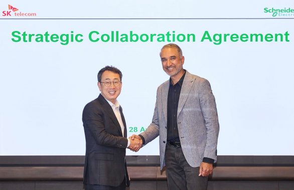 서울 을지로에 위치한 SK T타워에서 진행된 계약 체결 및 협력 확대 MOU 서명식 모습 좌로부터 유영상 SKT CEO 판카즈 샤르마 슈나이더 일렉트릭 시큐어 파워 및 서비스 총괄 사장
