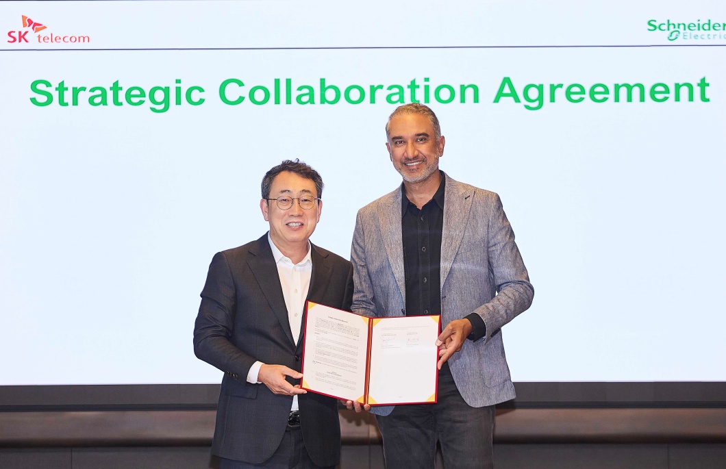 서울 을지로에 위치한 SK T타워에서 진행된 계약 체결 및 협력 확대 MOU 서명식 모습 좌로부터 유영상 SKT CEO 판카즈 샤르마 슈나이더 일렉트릭 시큐어 파워 및 서비스 총괄 사장