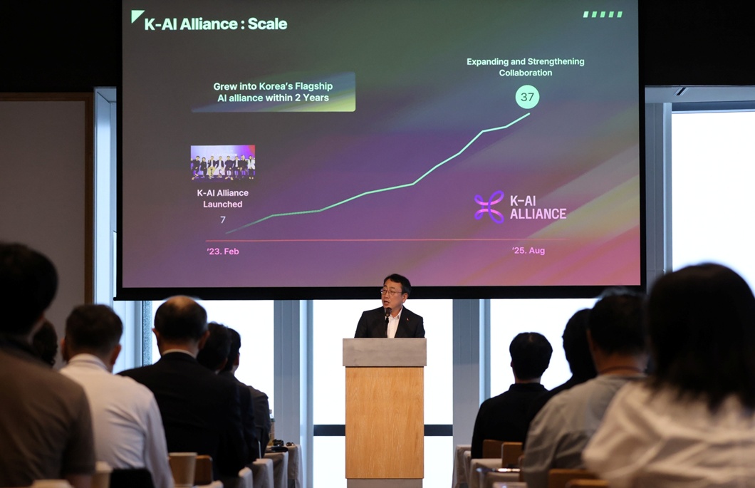 유영상 SK텔레콤 CEO가 K-AI 얼라이언스 글로벌 밋업(K-AI Alliance Global Meetup in Tokyo) 행사의 개회사를 하고 있다.