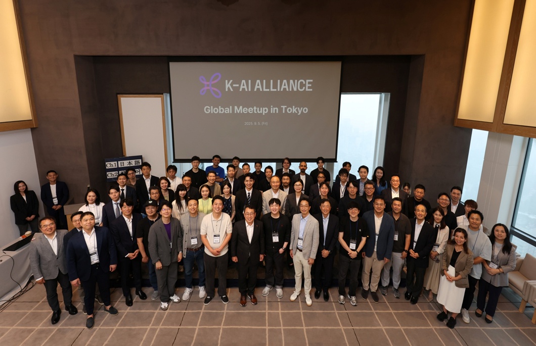 K-AI 얼라이언스 글로벌 밋업(K-AI Alliance Global Meetup in Tokyo) 참가자들이 기념 사진을 촬영하고 있다