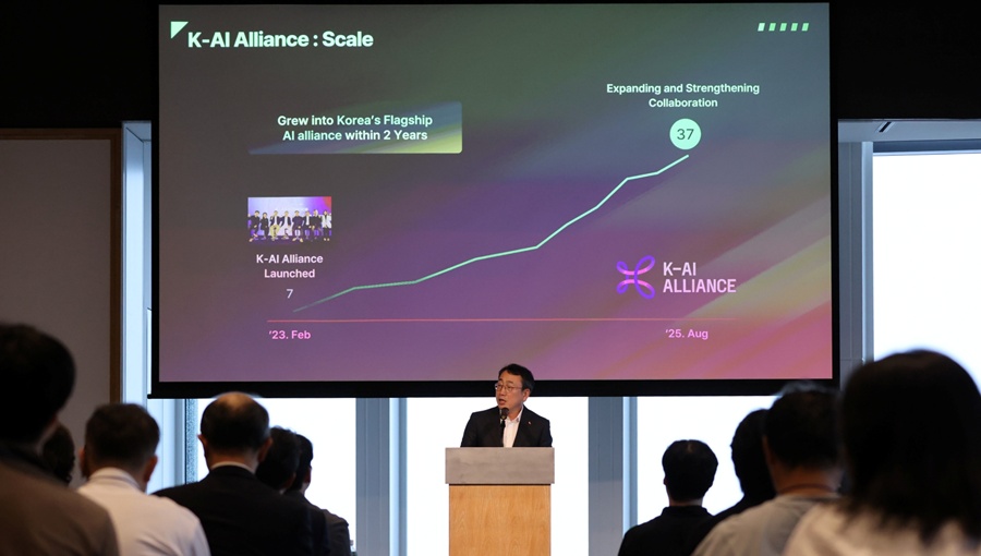 유영상 SK텔레콤 CEO가 K-AI 얼라이언스 글로벌 밋업(K-AI Alliance Global Meetup in Tokyo) 행사의 개회사를 하고 있다. _mo