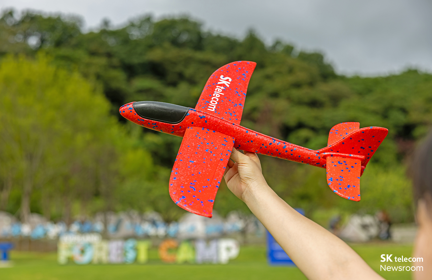 숲캉스 온가족 체험프로그램. 글라이더를 날리는 모습