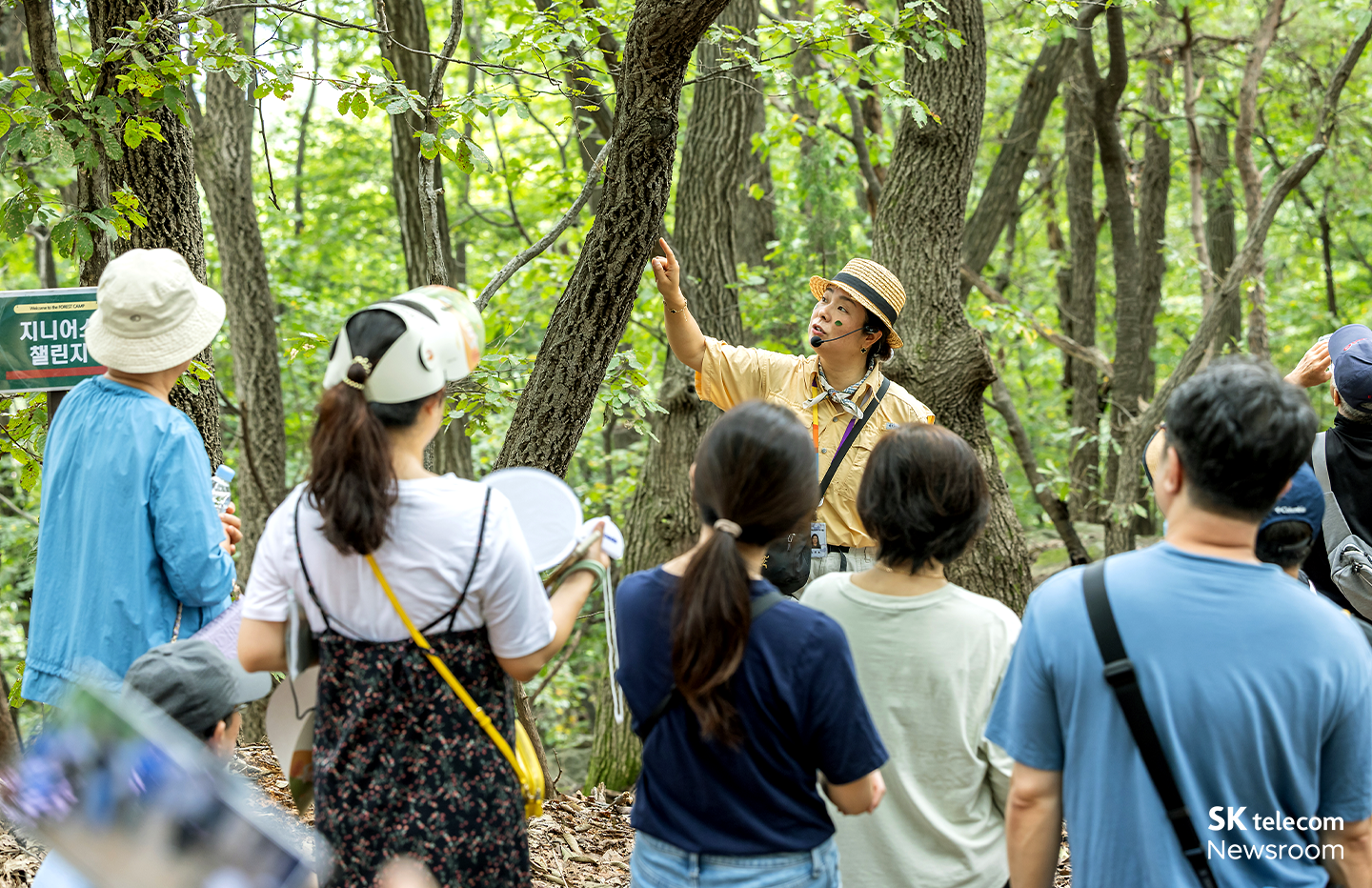 숲캉스 성인 숲산책에서 숲해설사가 설명하는 모습