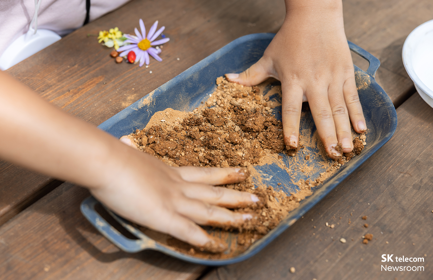 어린이가 흙을 만지며 씨앗공을 만드는 모습