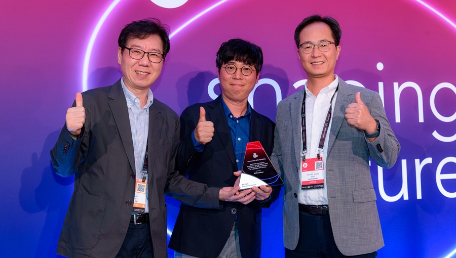 (사진 왼쪽부터) 류성걸 픽스트리 개발본부장, 나태영 SK텔레콤 Gen AI개발팀장, 조형준 SK브로드밴드 미디어Tech본부장이 수상 후 상패를 들고 기념 촬영하는 모습