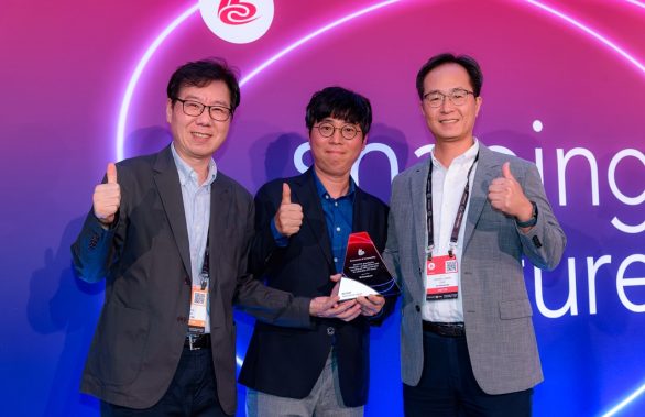 (사진 왼쪽부터) 류성걸 픽스트리 개발본부장, 나태영 SK텔레콤 Gen AI개발팀장, 조형준 SK브로드밴드 미디어Tech본부장이 수상 후 상패를 들고 기념 촬영하는 모습