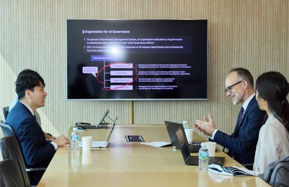 AI 거버넌스 협력에 대해 논의하고 있는 SK텔레콤 차호범 CPO(좌측)와 유엔 인권최고대표사무소 팀 엥겔하르트(Tim Engelhardt) 인권담당관의 모습