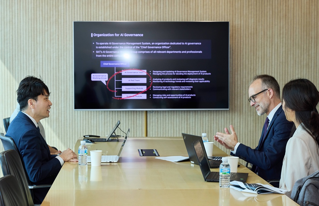 AI 거버넌스 협력에 대해 논의하고 있는 SK텔레콤 차호범 CPO(좌측)와 유엔 인권최고대표사무소 팀 엥겔하르트(Tim Engelhardt) 인권담당관의 모습