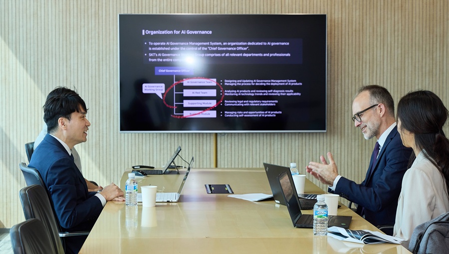 AI 거버넌스 협력에 대해 논의하고 있는 SK텔레콤 차호범 CPO(좌측)와 유엔 인권최고대표사무소 팀 엥겔하르트(Tim Engelhardt) 인권담당관의 모습