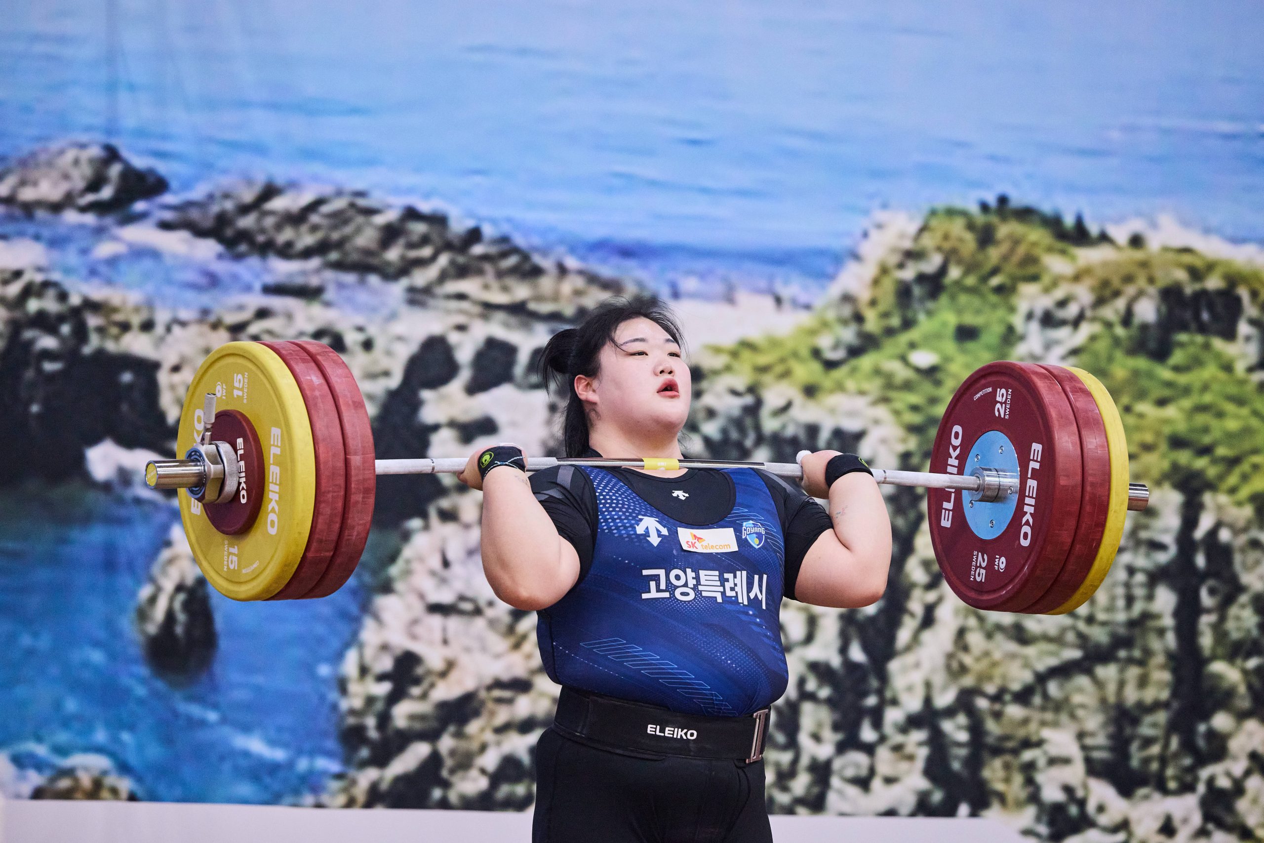 SK텔레콤은 자사가 후원하는 아마추어 스포츠 선수들이 제 106회 전국체육대회에서 값진 성과를 올렸다고 밝혔다. 이번 대회에서 3관왕에 오른 역도 박혜정 선수가 바벨을 들어올리는 모습