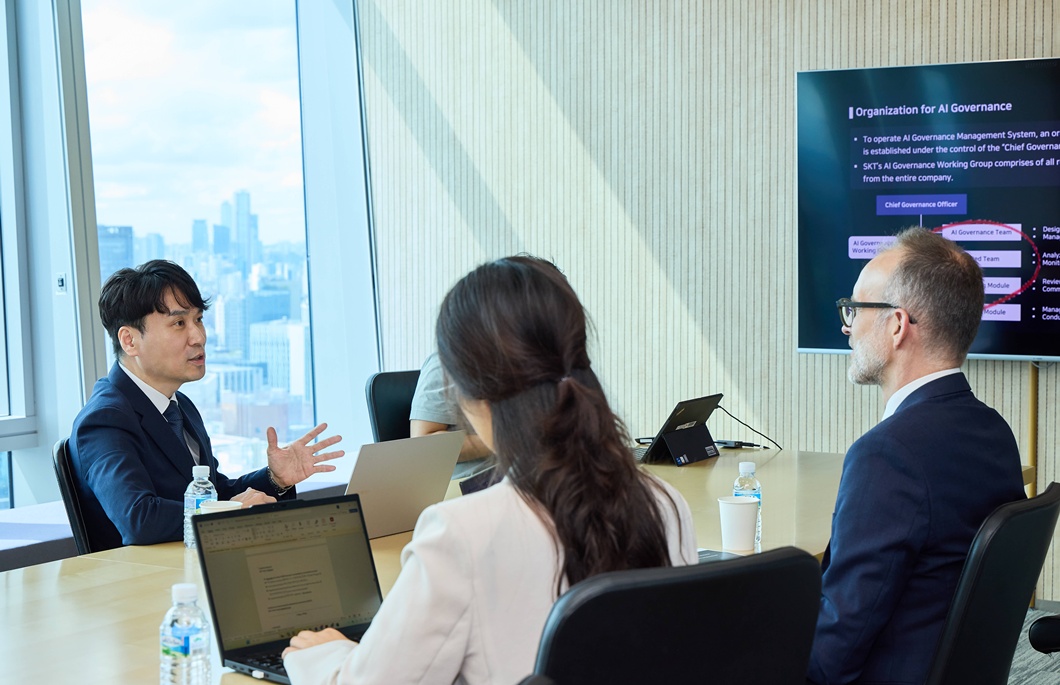 AI 거버넌스 협력에 대해 논의하고 있는 SK텔레콤 차호범 CPO(좌측)와 유엔 인권최고대표사무소 팀 엥겔하르트(Tim Engelhardt) 인권담당관의 모습