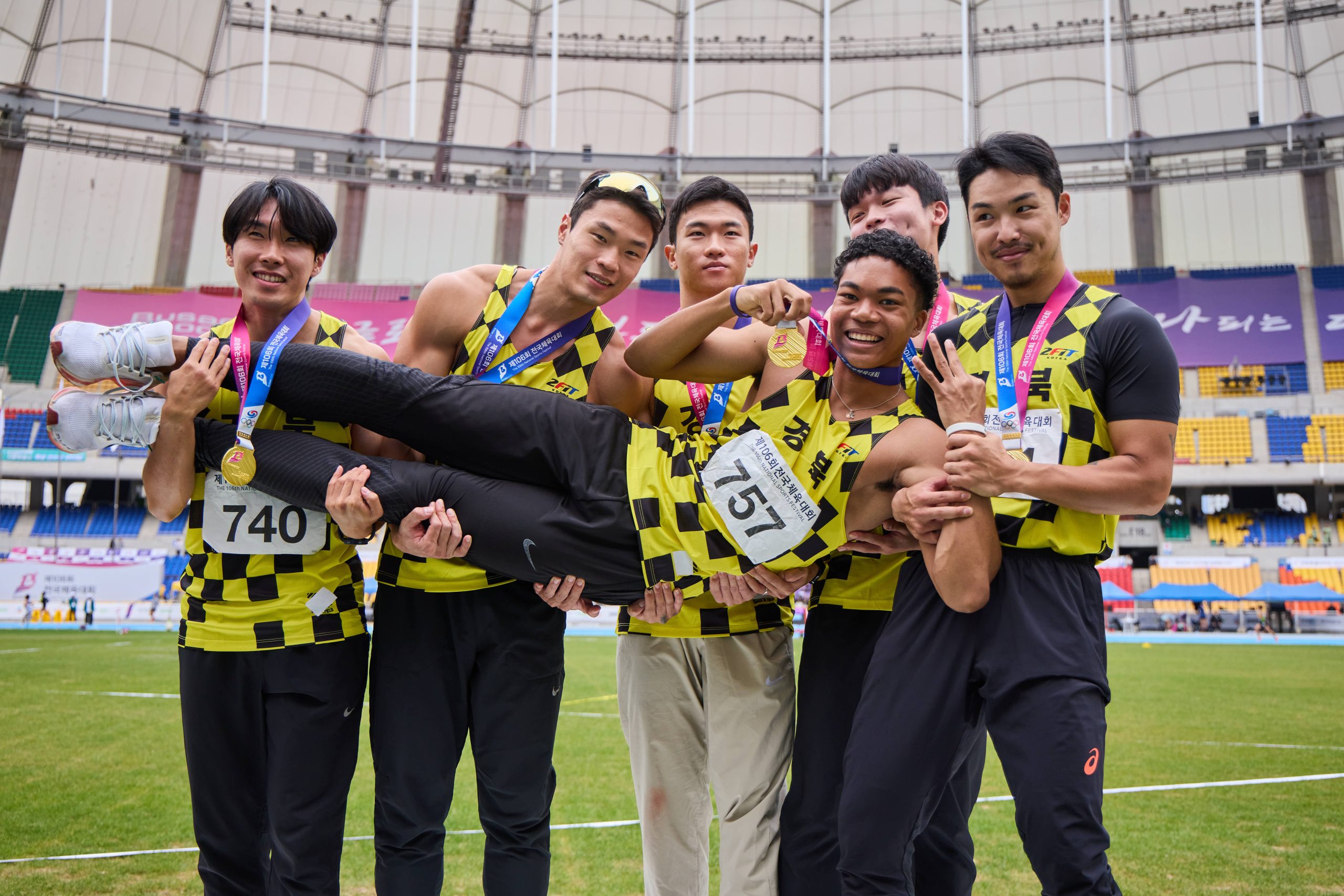 SK텔레콤은 자사가 후원하는 아마추어 스포츠 선수들이 제 106회 전국체육대회에서 값진 성과를 올렸다고 밝혔다. 400m 계주 우승 후 기뻐하는 나마디 조엘진 선수와 팀원들