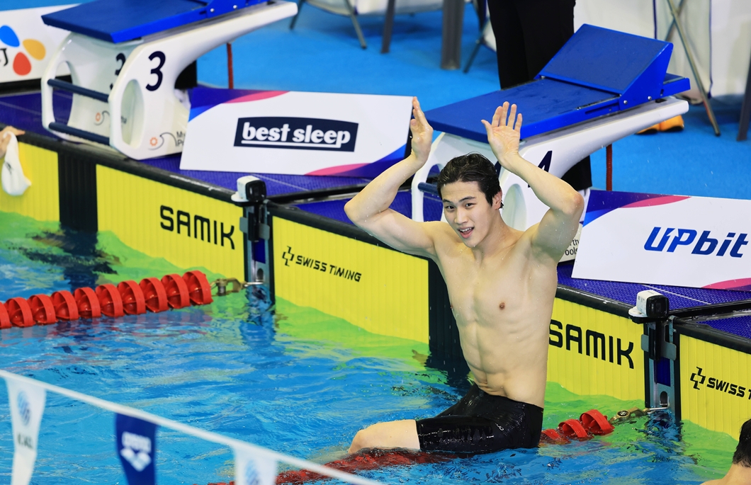 SK텔레콤은 자사가 후원하는 아마추어 스포츠 선수들이 제 106회 전국체육대회에서 값진 성과를 올렸다고 밝혔다. 대회 5관왕을 차지한 수영 노민규 선수가 환호하는 모습