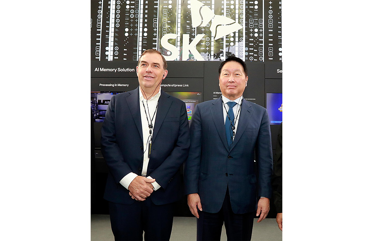 28일 경북 경주시 경주엑스포대공원 야외특별관에 마련된 ‘K테크 쇼케이스’ 전시를 최태원 SK그룹 회장(왼쪽)과 매트 가먼 Matt Garman 아마존웹서비스 AWS 최고경영자 CEO 가 함께 관람하고 있다