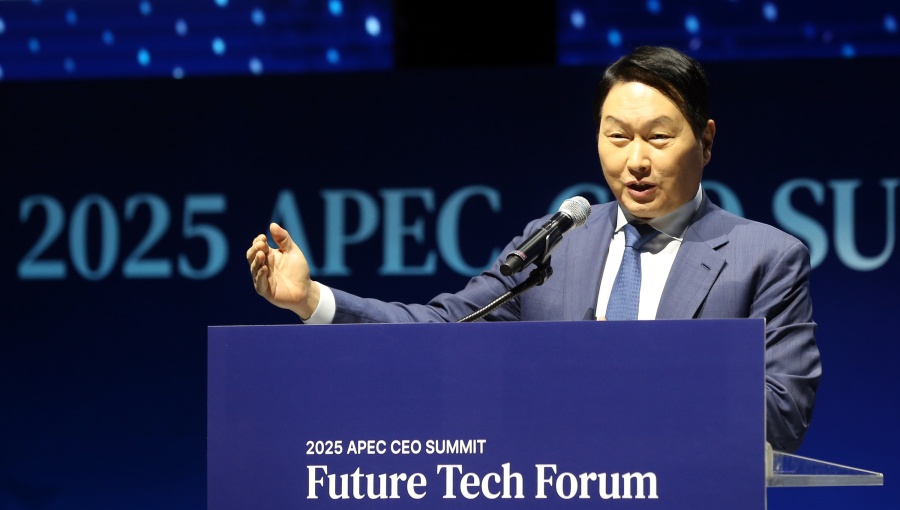 최태원 SK그룹 회장이 28일 경북 경주시 경주엑스포대공원 문무홀에서 열린 퓨처테크포럼 AI에서 AI 생태계 구축을 주제로 환영사를 하고 있다