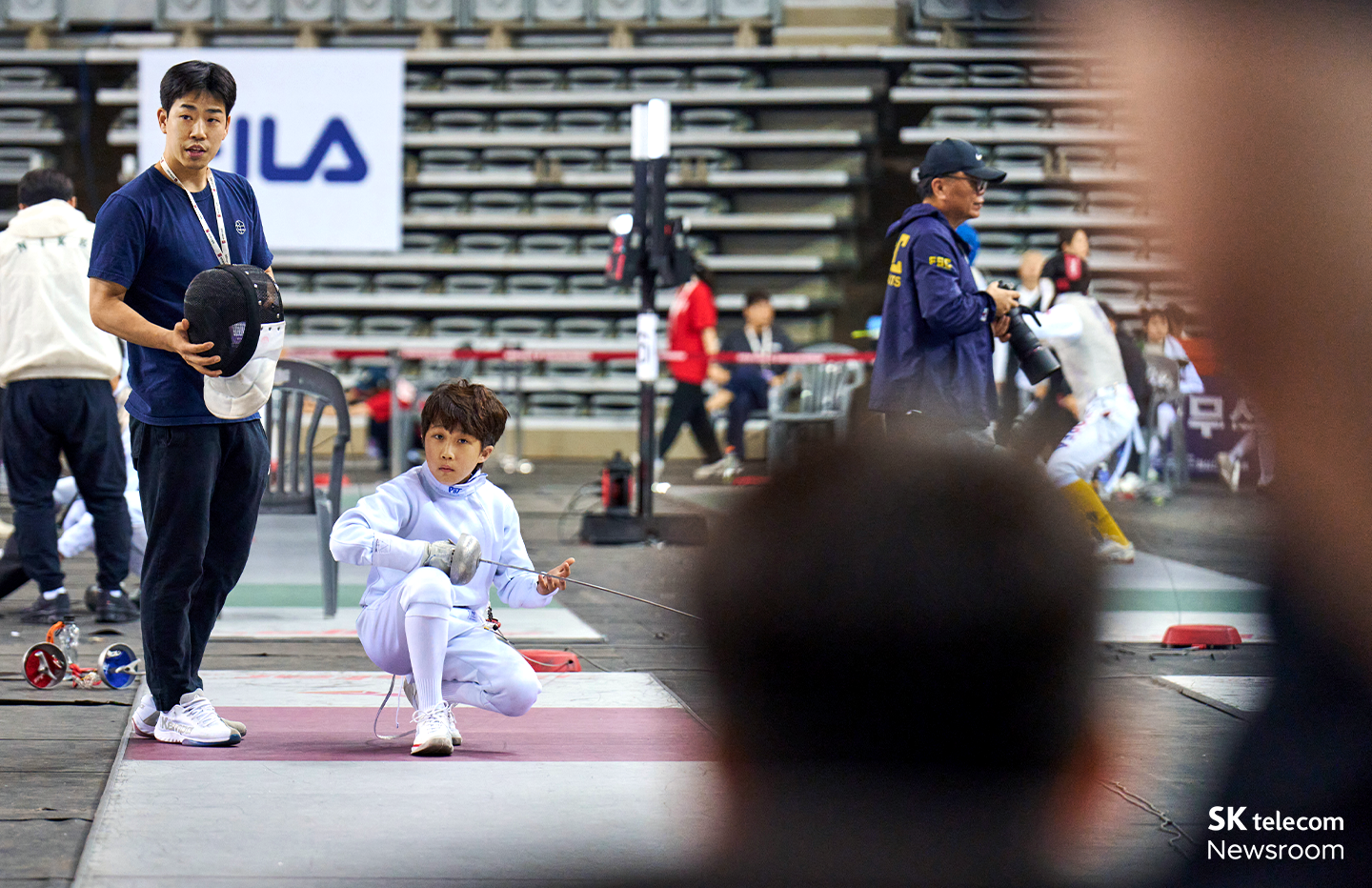 4강전 경기에 앞서 코치의 지도를 받고 있는 강도현 군.