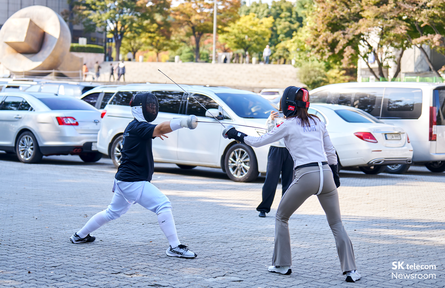 경기장 바깥에서 코치와 함께 훈련에 집중하는 참가자의 모습.