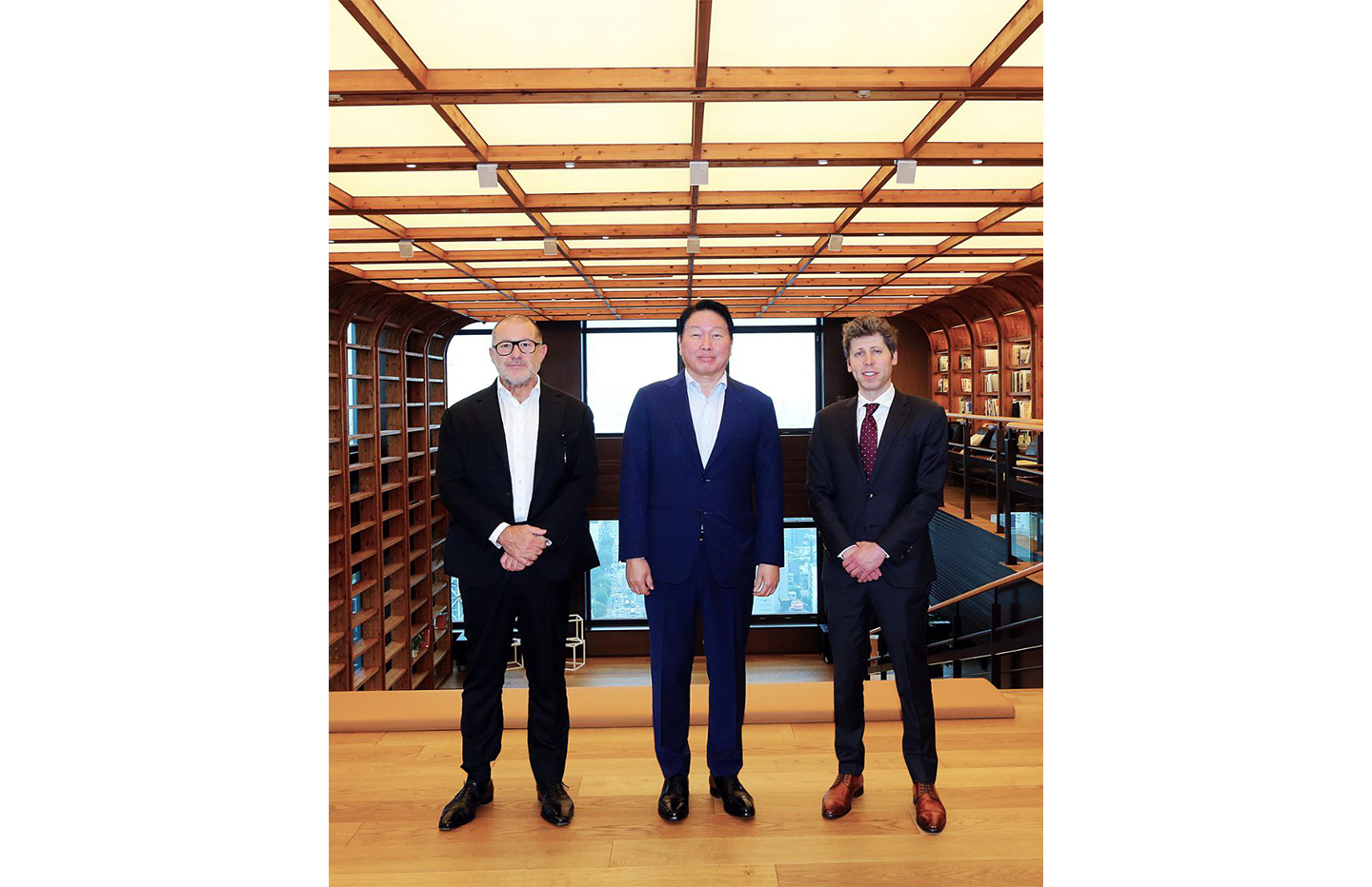 최태원 SK 그룹 회장과 샘 올트먼 OpenAI CEO 조나단 아이브 OpenAI 크리에이티브 헤드 Creative Head 가 1일 서울 종로구 SK서린빌딩에서 기념 촬영을 하고 있다