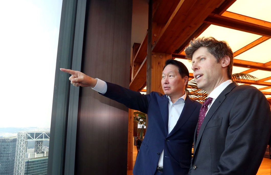 최태원 회장과 샘 올트먼 OpenAI CEO가 1일 서울 종로구 SK서린빌딩에서 창밖을 보며 환담을 하고 있다