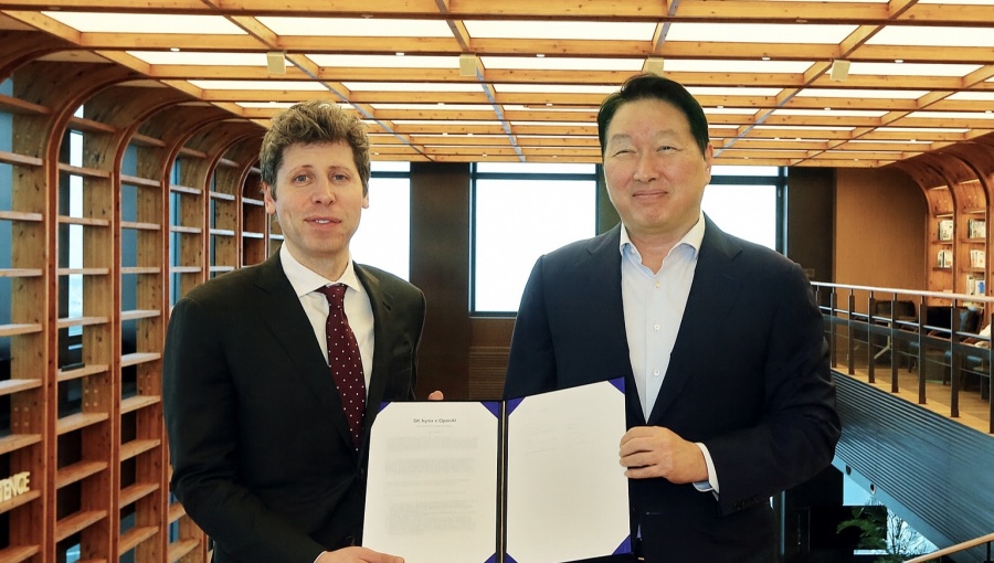최태원 회장과 샘 올트먼 OpenAI CEO 등 양사 경영진들이 1일 서울 종로구 SK서린빌딩에서 메모리 공급 의향서 Memory Supply LOI 와 서남권 AI DC 협력에 관한 양해각서 MOU 를 체결했다