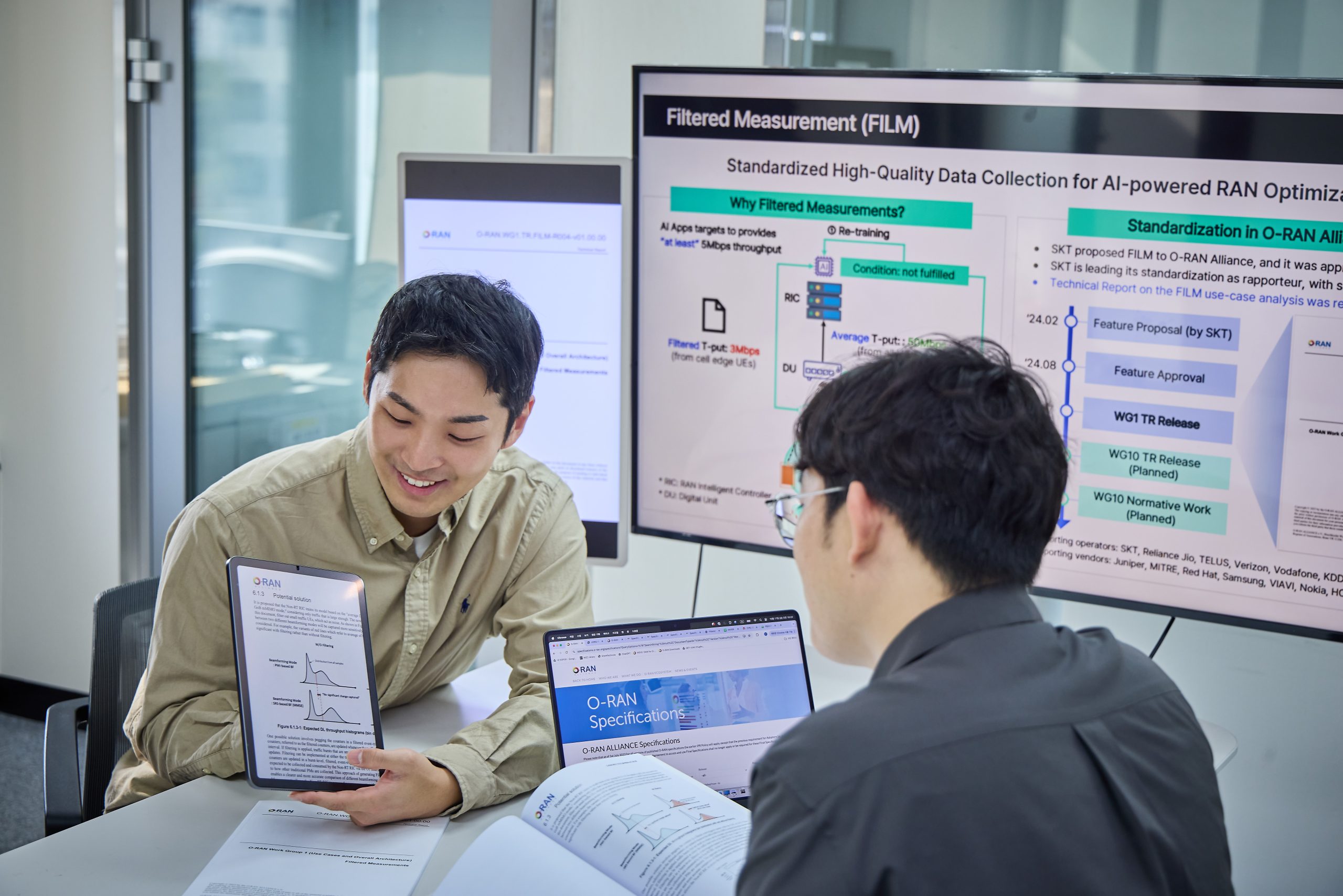 SK텔레콤은 글로벌 오픈랜 표준화 기구 O-RAN 얼라이언스(O-RAN Alliance)에서 무선망 데이터 수집 고도화 기술 ‘Filtered Measurements(FILM)’에 대한 기술 문서를 새롭게 발간하는 등 표준화 제정을 주도하고 있다고 밝혔다.