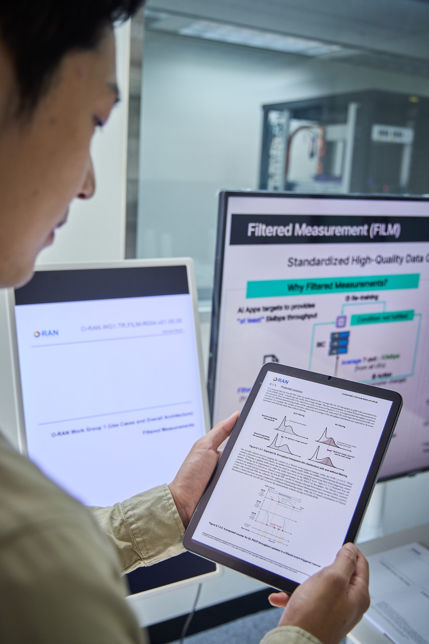 SK텔레콤은 글로벌 오픈랜 표준화 기구 O-RAN 얼라이언스(O-RAN Alliance)에서 무선망 데이터 수집 고도화 기술 ‘Filtered Measurements(FILM)’에 대한 기술 문서를 새롭게 발간하는 등 표준화 제정을 주도하고 있다고 밝혔다.