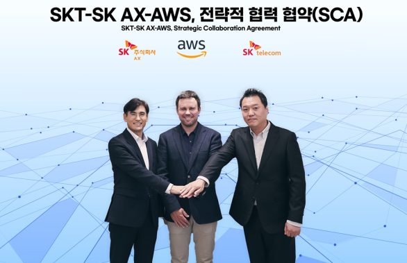 3사 임원이 SCA 체결 후 기념 촬영한 모습. 왼쪽부터 신장수 SK AX Cloud 부문장, 크리스 케이시(Chris Casey) AWS 아시아태평양 및 일본(APJ) 파트너쉽 총괄, 허민회 SKT AI Cloud 담당