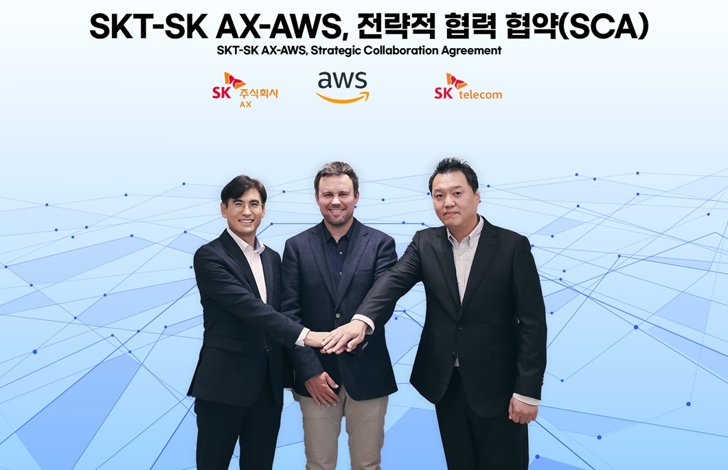 3사 임원이 SCA 체결 후 기념 촬영한 모습. 왼쪽부터 신장수 SK AX Cloud 부문장, 크리스 케이시(Chris Casey) AWS 아시아태평양 및 일본(APJ) 파트너쉽 총괄, 허민회 SKT AI Cloud 담당